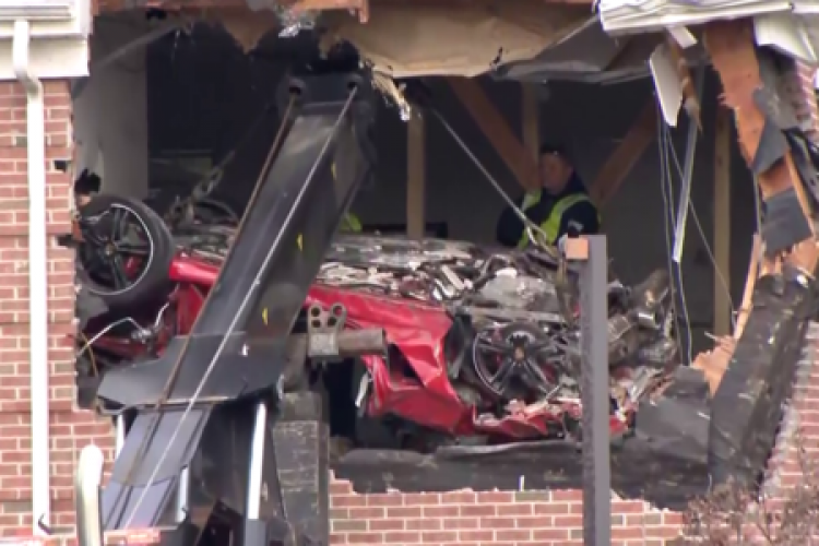 Ketten meghaltak, amikor sportkocsijukkal egy épület második emeletébe csapódtak
