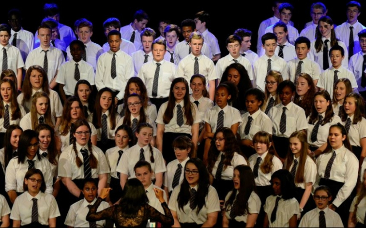 Davenant Shool Kórus-és Zenekari koncertje a Széchenyi téren