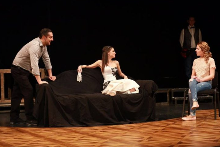 Premierajándék a Tháliában 