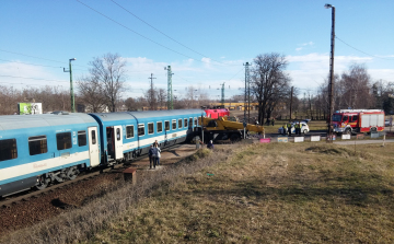 Munkagéppel ütközött egy vonat Komáromnál