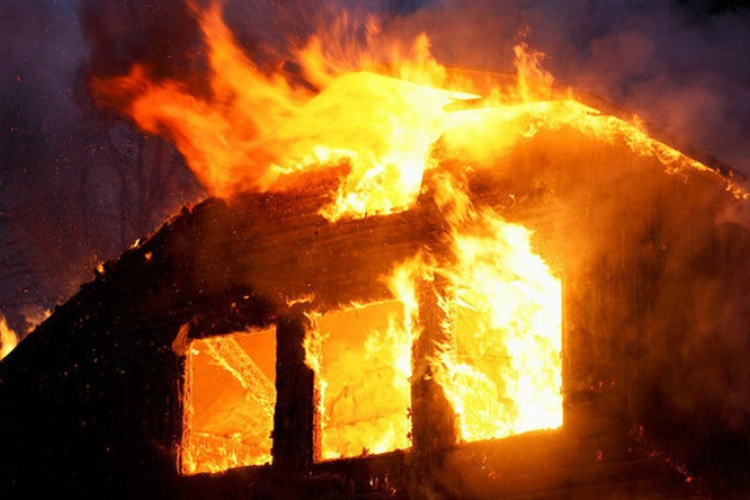 Kigyulladt egy lakás Budapesten- Több mint 70 embert menekítettek ki éjszaka az épületből