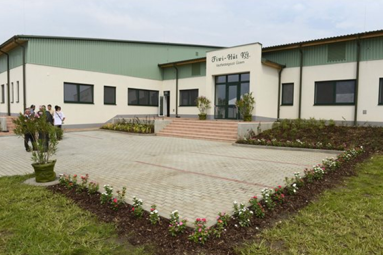 Vadhúsfeldolgozó üzemet adtak át Tatán