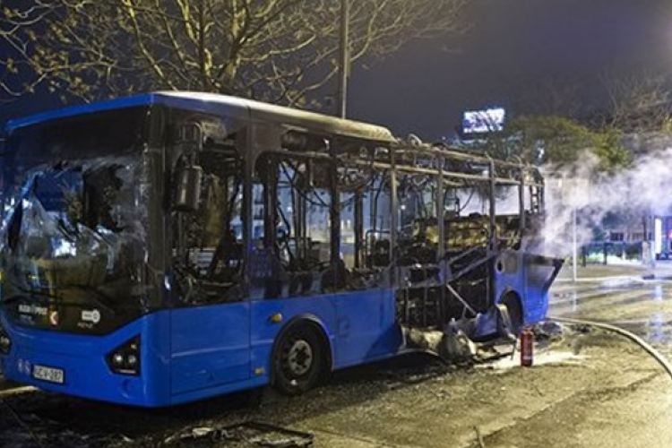 Kigyulladt a csúcsforgalomban egy busz Budapesten 