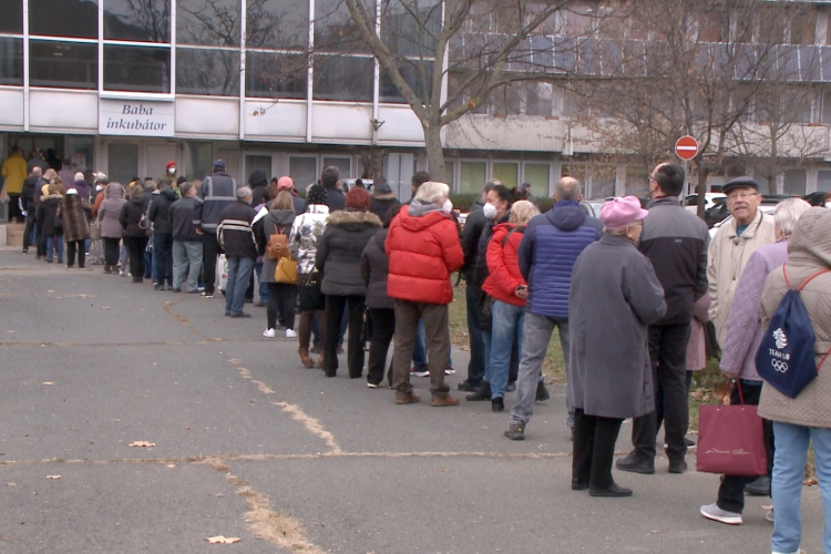 Hatalmas a sor az oltásért