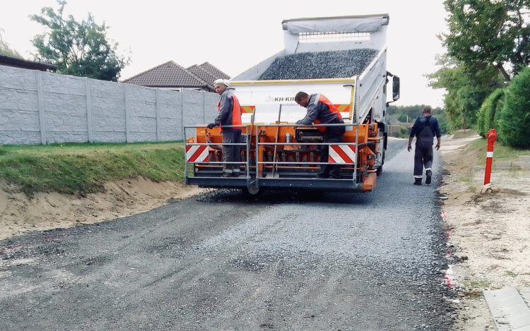 Ezeket az utakat újítják most Sáráson és Szentivánon