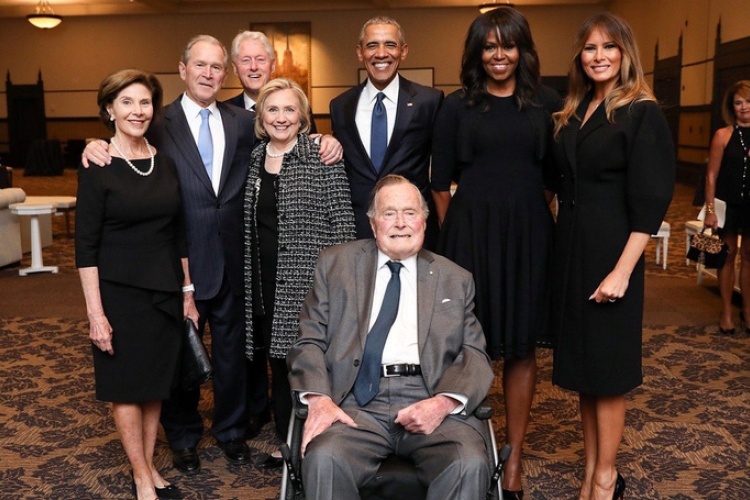 Összeálltak egy fotóra volt amerikai elnökök és first ladyk