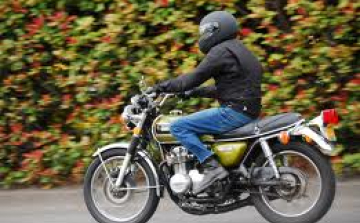 Jogsi nélkül motorozott - veszélyeztette a gyalogosokat 