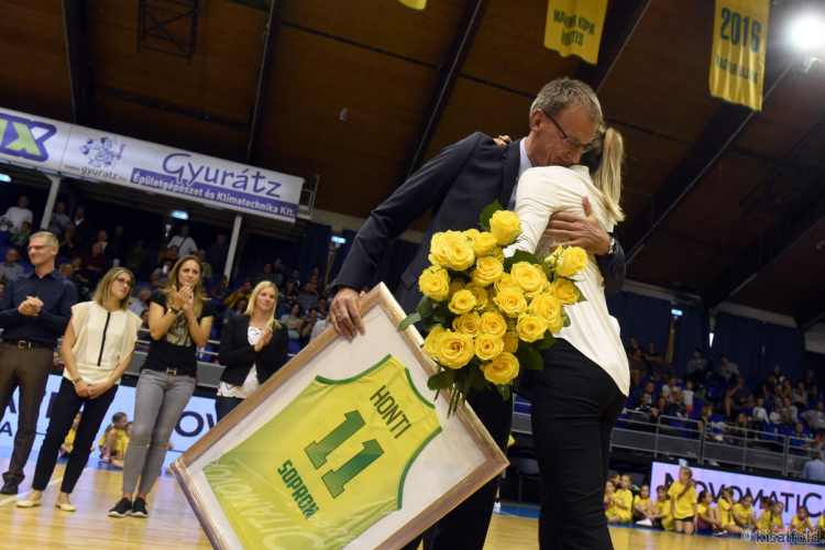 Gálaelőadással búcsúzott Honti Kata - kosárlabda