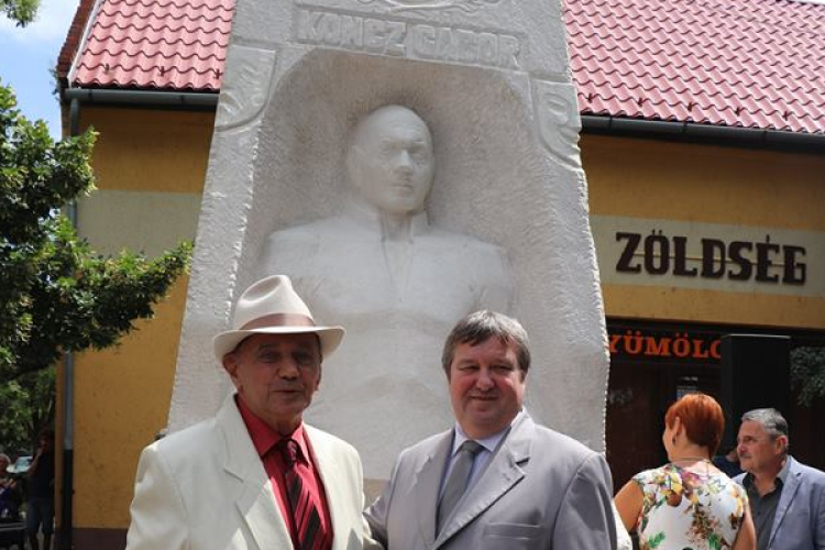 Koncz Gábor felavatta saját szobrát