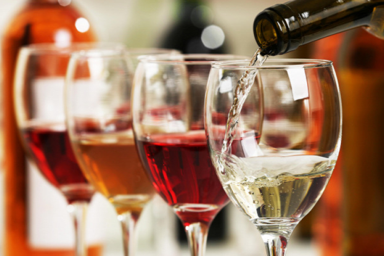 Budapestre jön két neves borszakértő