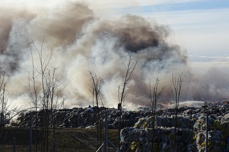 Kigyulladt egy kecskeméti szeméttelep