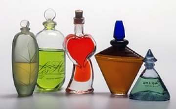 Hamis parfümszállítmányt foglaltak le Vámosszabadinál