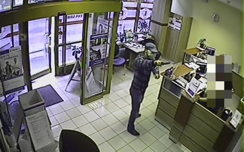 Így rabolta ki a győri takarékszövetkezetet - Videó