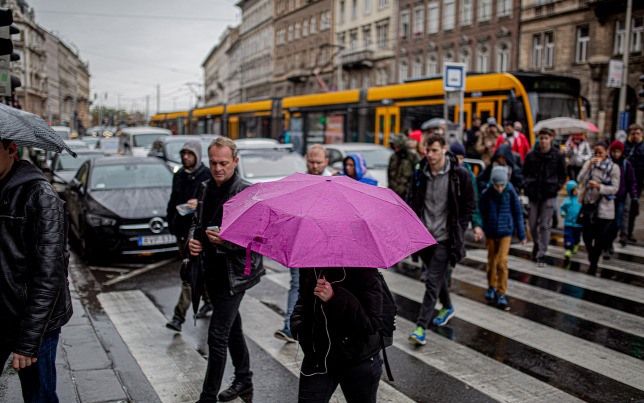 Másodfokú figyelmeztetést adtak ki a heves esőzések miatt keddre