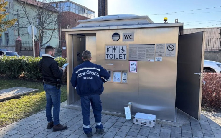 Megint megrongáltak egy nyilvános vécét