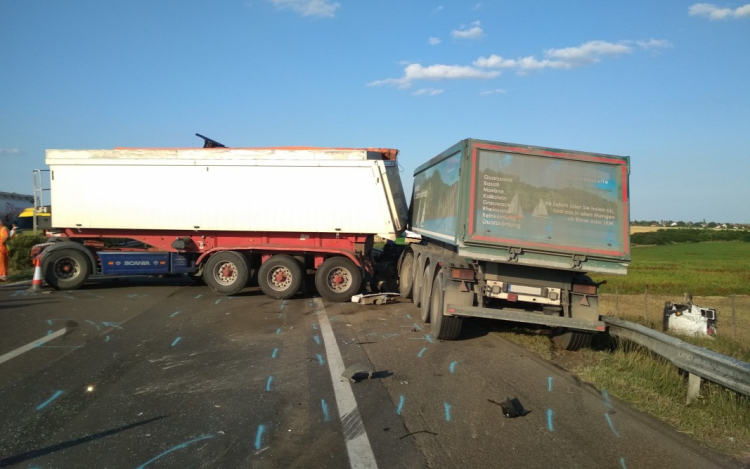 Halálos tömegkarambol az M3-ason