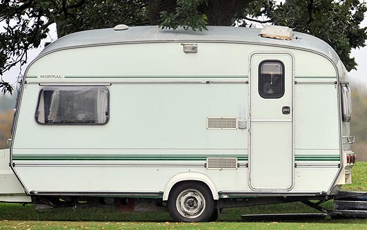 Kigyulladt egy lakókocsi az M1-es autópályán