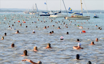 Újraélesztettek egy úszót a Balaton-átúszáson