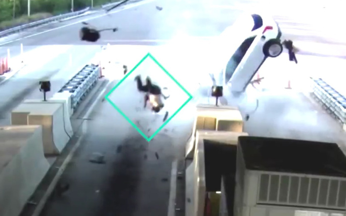 Kirepült az autóból a fiatal sofőr, miután brutálisat csapódott