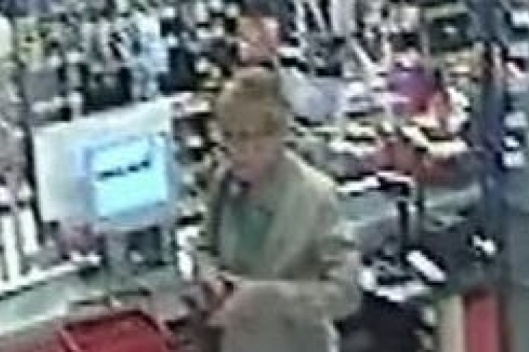 Pénztárcát lopott egy győri boltból - Felismered?