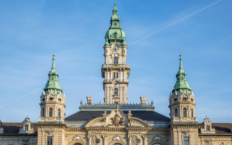 Régi, ismerős zene szól…