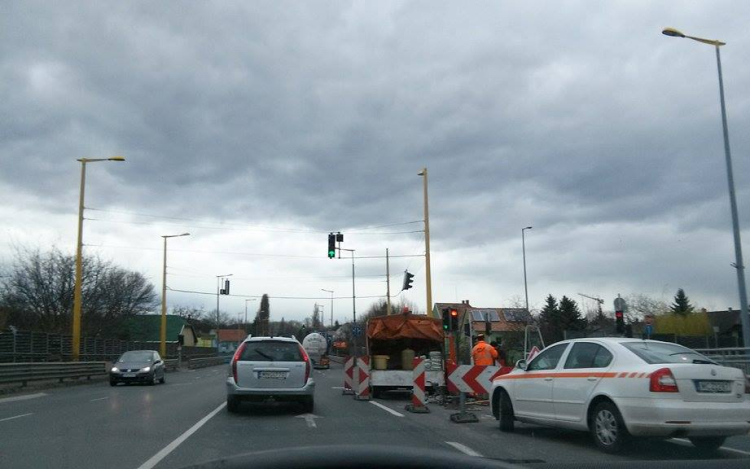 Mi lassítja a forgalmat két napja a Széchenyi hídon?