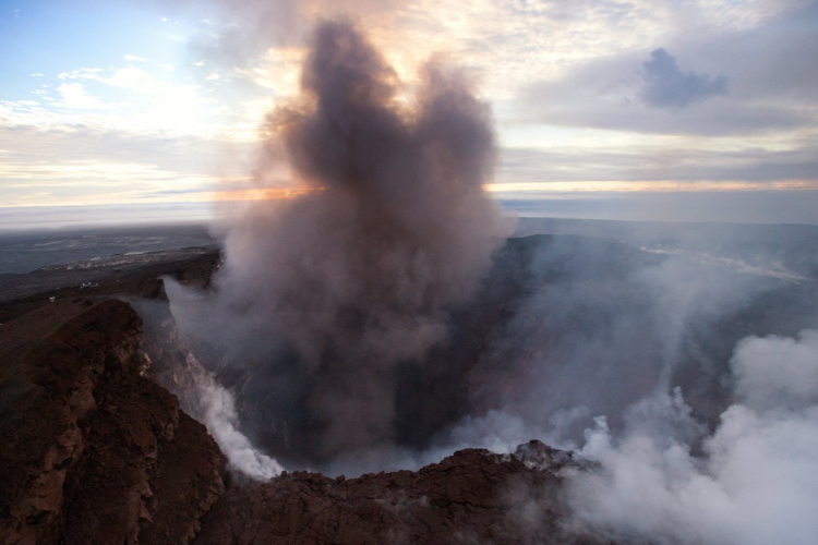 Kitört a láva Hawaiin- Már a lakott területre folyik 