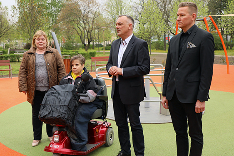 Mozgáskorátozottak számára épült játszótér Győrben