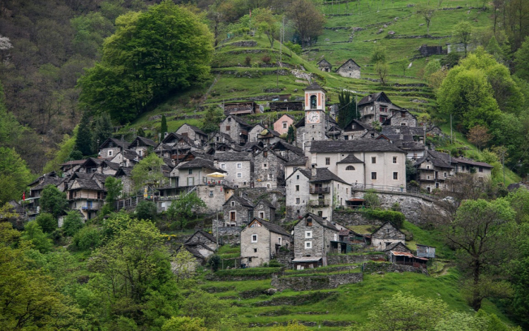 Szálloda lesz Svájc falujából