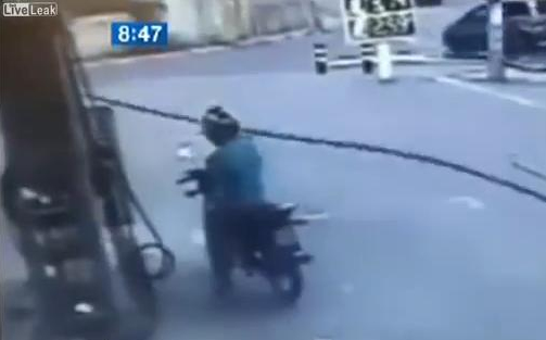 Rádőlt a kútoszlopot a tankoló motorosra egy benzinkúton – Videó!