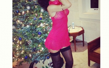 Rihanna fehérneműben pózolt a karácsonyfa előtt