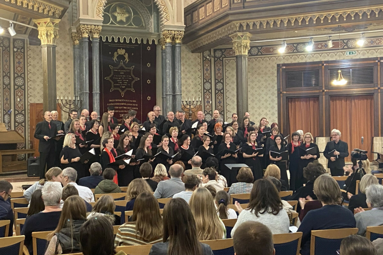 Generációk és kórusok kézfogása