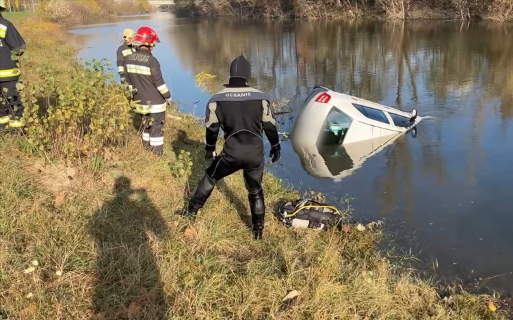 Az Iparcsatornába gurult egy autó Győrben