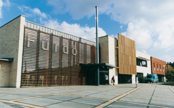 Tűz ütött ki a győri fürdő területén