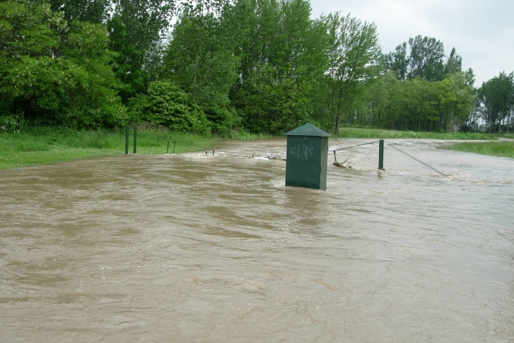 Teljes útzár Veszprém megyében a Gerence patak áradása miatt