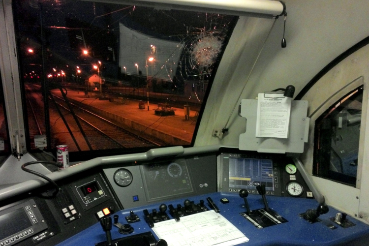 Kővel dobott meg egy fiú egy mozdonyt a kónyi vasútállomáson