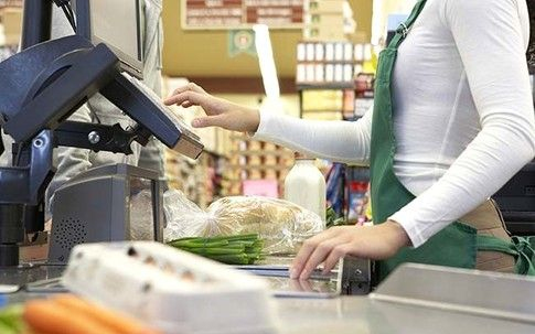 A pénztáros is benne volt a lopásban egy győri bevásárlóközpontban 