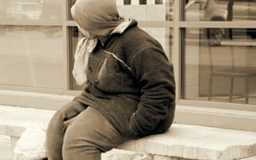 Hajléktalan riogatta a járókelőket 