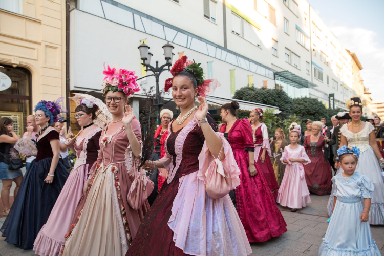 Betelt a létszám a barokk esküvő statisztáinál