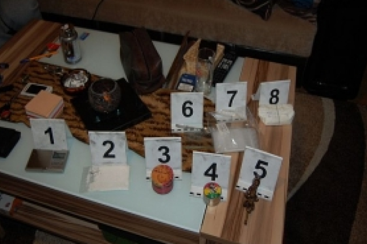 Drogfogyasztókat és kábítószer-kereskedőt fogtak el