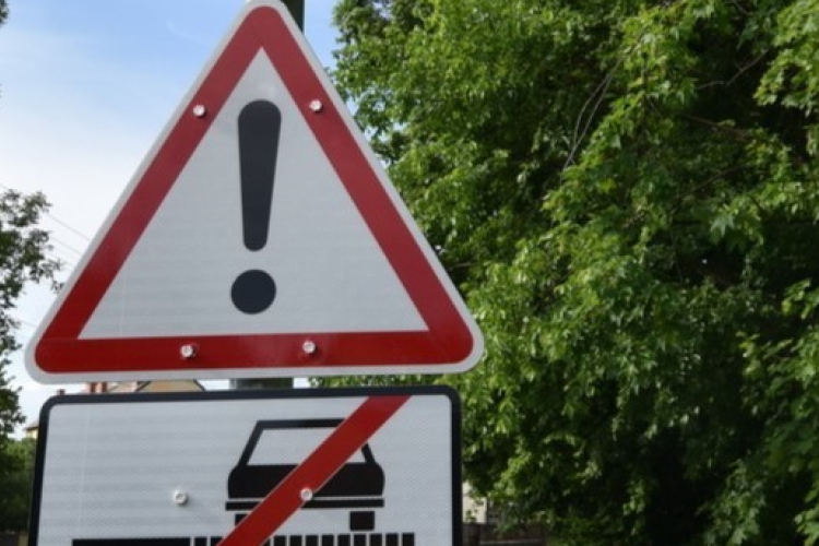 Favágás miatt félpályás lezárás az 1-es főúton