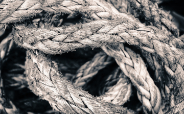 iperával, késsel és kötéllel támadt rá a szomszédra