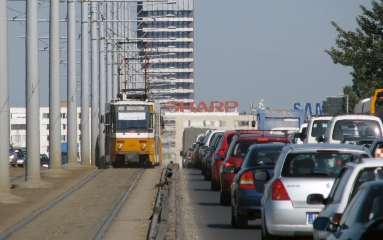 Hatalmas dugó az Árpád hídon- Baleset történt