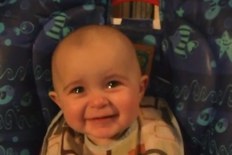 Csodálatos videó: meghatódik anyukája énekén a kisbaba