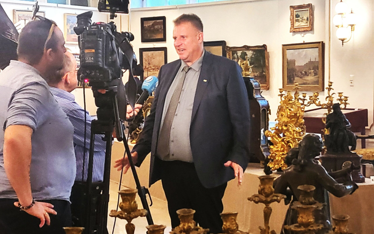 Bemutatták a Földváry Aukciósház kincseit, amelyre októberben licitálni lehet