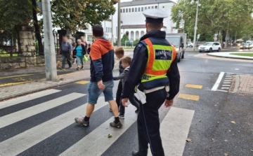 Rendőrök vigyáznak az iskolásokra