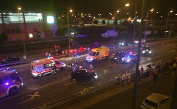 Autó alá csúszott egy motoros Győrben 