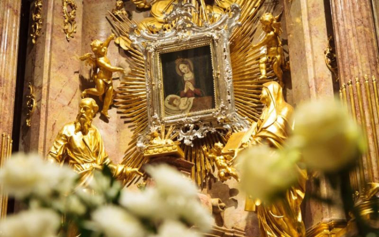 325 éve könnyezett a győri Mária-kegykép