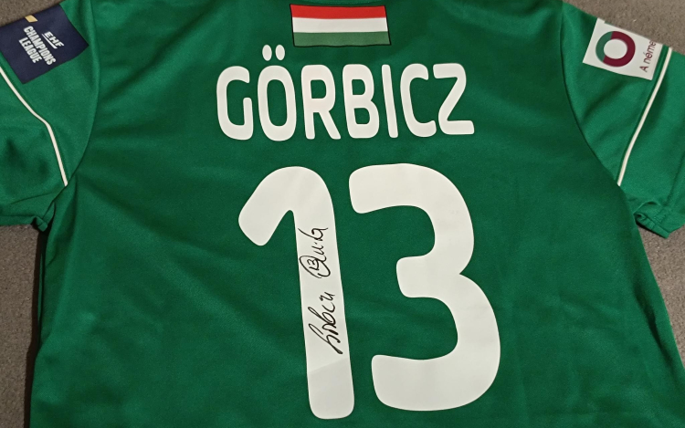 Licit Görbicz Anita dedikált mezére – a menhelyi állatokért!