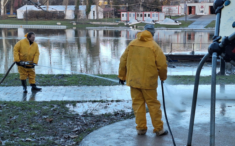 Így takarít a Győr-Szol a városi folyópartokon az árhullám után